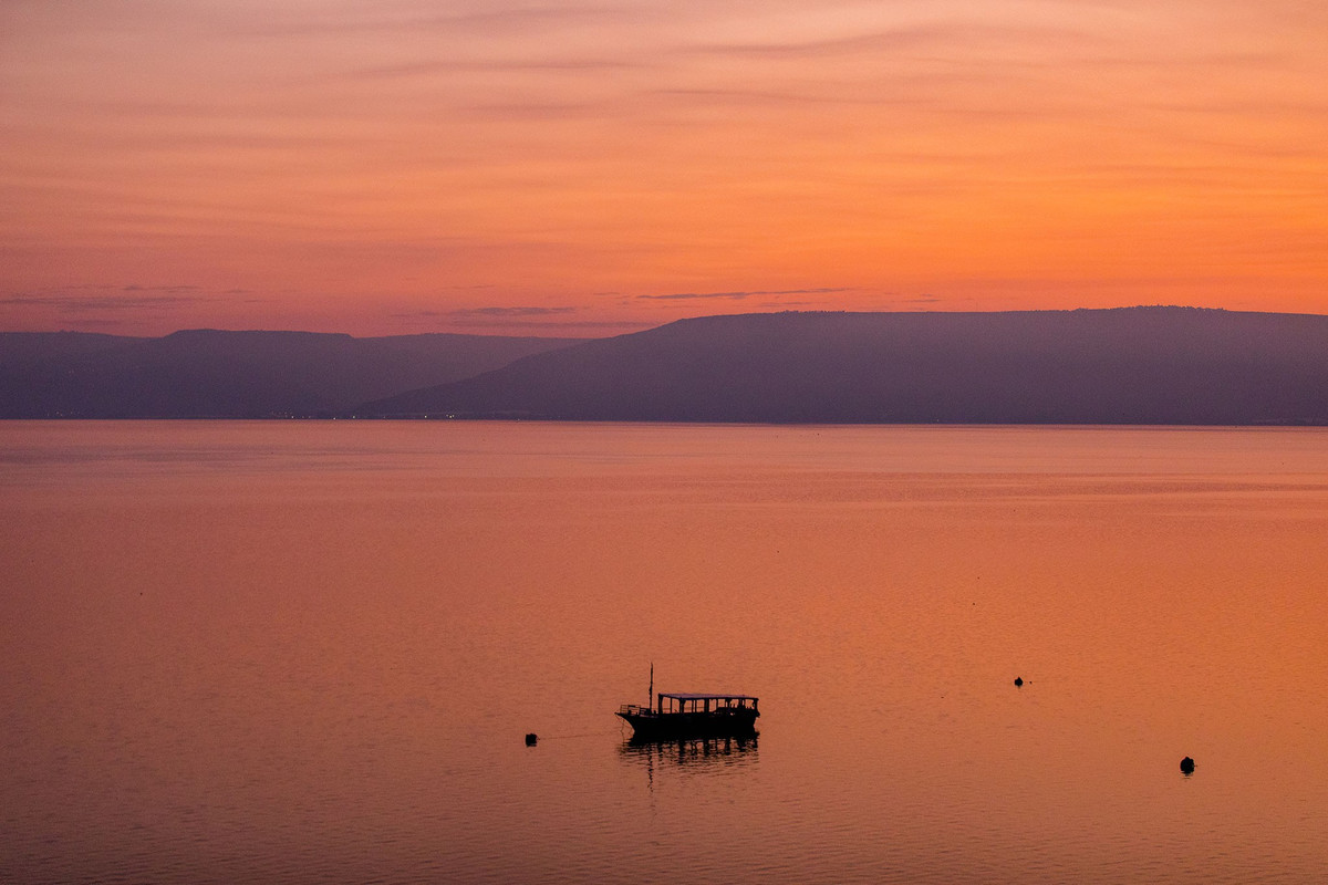 Biển hồ Galilee còn gọi là Biển hồ Genneseret, Hồ Kinneret hoặc Hồ Tiberias là hồ nước ngọt lớn nhất ở Israel với chu vi khoảng 53 km, chiều dài khoảng 21km, chiều rộng khoảng 13km. Hồ có chiều sâu tối đa là 43m. Ảnh: inspirationtravel.