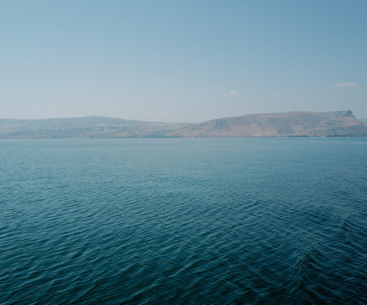 Sự đổi màu này là do tảo Botryococcus braunii gây ra. Đây là loại tảo được tìm thấy ở nhiều môi trường nước khác nhau như nước ngọt và nước lợ trên thế giới. Ảnh: women.lifeway.com.