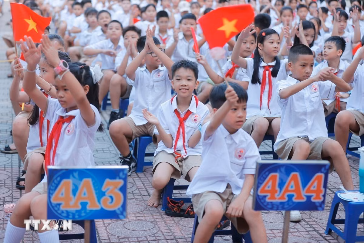 Học sinh dự khai giảng năm học mới tại trường tiểu học Gia Quất (Hà Nội). (Ảnh: Minh Quyết/TTXVN)