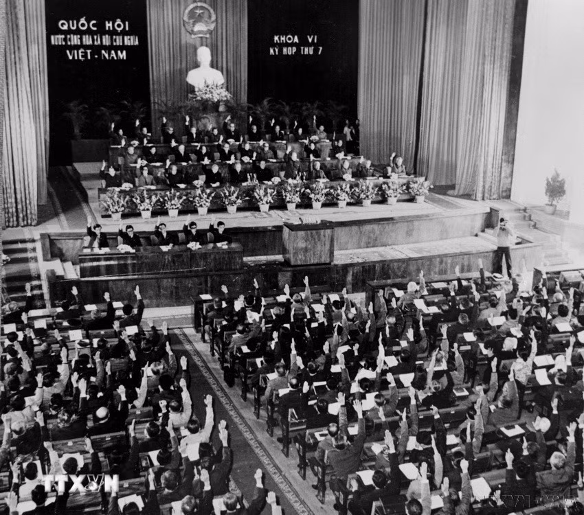 Các đại biểu quốc hội thông qua Hiến pháp mới của nước Cộng hòa xã hội chủ nghĩa Việt Nam tại Kỳ họp thứ 7, Quốc hội khóa VI. Đây là bản Hiến pháp thứ ba được Quốc hội thông qua để đáp ứng yêu cầu của nhiệm vụ chính trị trong giai đoạn mới. Hiến pháp 1980 đã khẳng định: “Nước Cộng hòa xã hội chủ nghĩa Việt Nam là một nước có chủ quyền, thống nhất và toàn vẹn lãnh thổ...” (18/12/1980). (Ảnh: Kim Hùng/TTXVN)