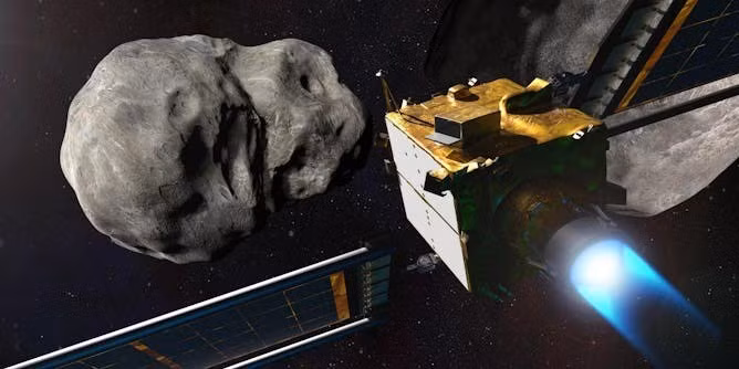 Một trọng tâm tìm kiếm khác là đồng vị đặc biệt như helium-3, chủ yếu tìm thấy trên Mặt trăng. Bề mặt Mặt trăng hấp thụ helium-3 từ gió mặt trời trong hàng tỷ năm. Nếu phản ứng nhiệt hạch sử dụng helium-3 trở thành hiện thực, nó có thể cung cấp nguồn năng lượng sạch an toàn và gần như vô hạn so với những phương pháp hiện nay. Ảnh: theconversation.