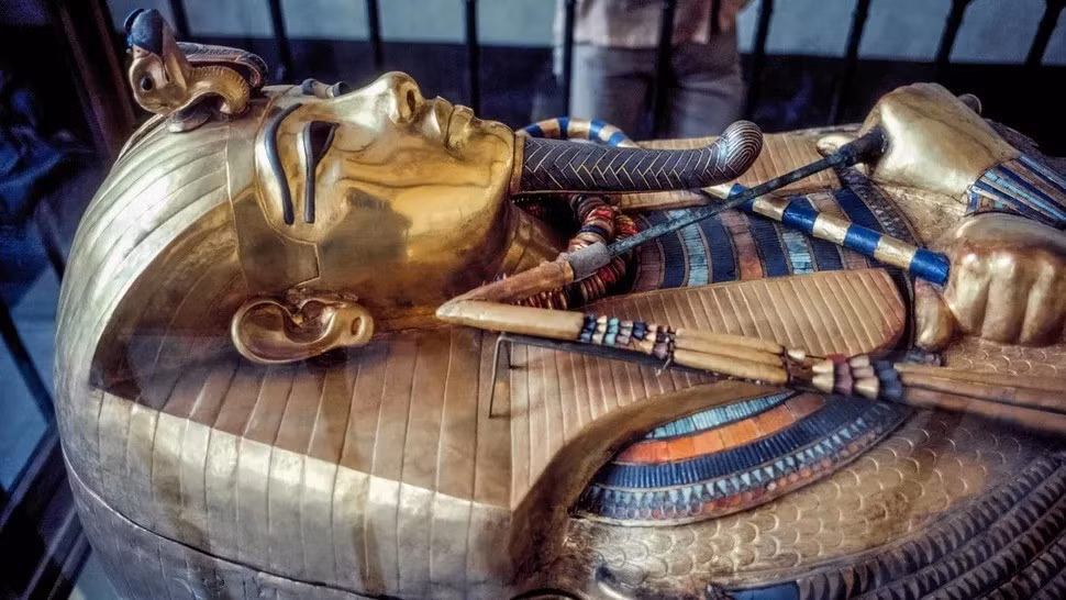 Tutankhamun được biết đến là pharaoh nổi tiếng Ai Cập. Ông lên ngôi khi khoảng 8 - 9 tuổi và băng hà vào năm 19 tuổi. Lăng mộ của pharaoh Tutankhamun đã được tìm thấy tại Thung lũng các vị vua năm 1922. Bên trong lăng mộ có hơn 5.000 hiện vật quý giá, bao gồm quan tài chứa xác ướp nhà vua Ai Cập. Ảnh: Michele and Tom Grimm via Alamy.