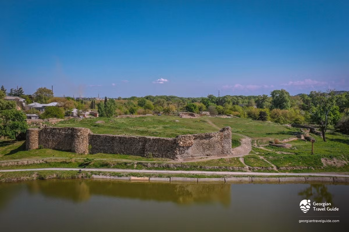 Trong quá trình khai quật, các chuyên gia đã tìm thấy nhiều hiện vật cổ xưa, đáng chú ý nhất là mũ sắt và áo giáp xích. Ảnh: eurasia.travel.
