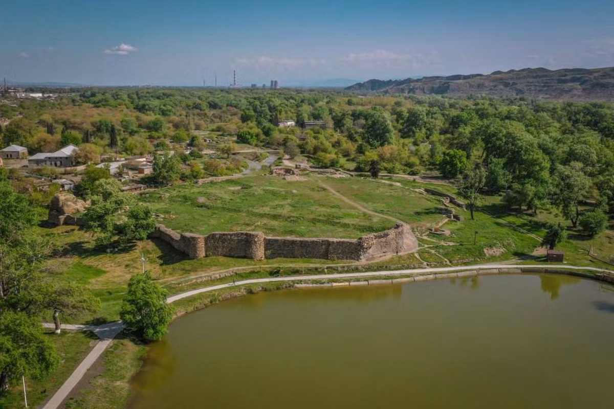 Kết quả kiểm tra sơ bộ cho thấy kim loại được dùng để tạo nên mũ sắt và áo giáp xích có thể được sản xuất tại địa phương, nghĩa là trình độ thủ công và kỹ thuật ở khu vực này rất cao. Ảnh: eurasia.travel.