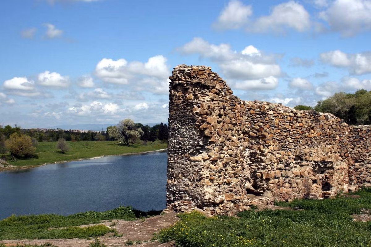 Hai hiện vật trên cho thấy chúng do những người thợ có tay nghề cao tạo ra. Chúng có thể thuộc về một người lính tinh nhuệ, thậm chí thuộc về một vị chỉ huy đóng quân tại pháo đài Rustavi. Ảnh: eurasia.travel.
