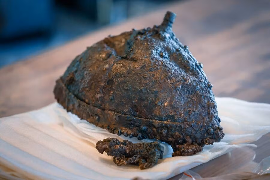 Trong cuộc khai quật tại pháo đài Rustavi, Georgia, các nhà khảo cổ đã tìm thấy mũ sắt và áo giáp xích có niên đại vào thời Trung cổ. Ảnh: Rustavi History Museum/Facebook.