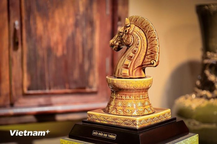 Tác phẩm được kiểm tra kỹ, về sắc men, hình khối, độ bền và tính thẩm mỹ. (Ảnh: Hoài Nam/Vietnam+)