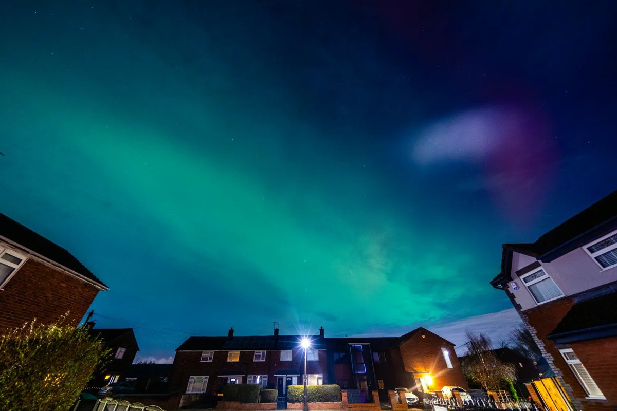 Hiện tượng cực quang Bắc bán cầu (Aurora Borealis), hay còn gọi là Bắc cực quang, đã bùng nổ trên bầu trời nước Anh vào tối 19/1 (giờ địa phương). Theo đó, người dân tại nhiều nơi đã có cơ hội chiêm ngưỡng hiện tượng cực quang Bắc bán cầu tuyệt đẹp với những dải ánh sáng xanh, hồng và tím rực rỡ trên bầu trời đêm. Ảnh: PA.