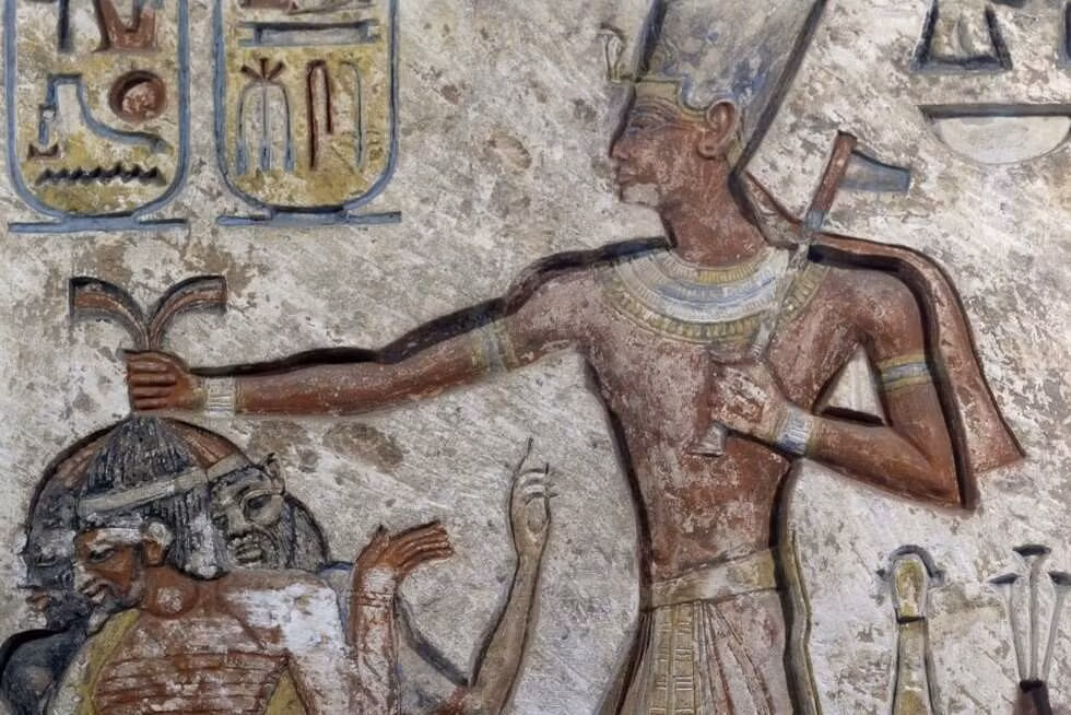 Sau khi pharaoh Ramesses II băng hà, Merneptah - người con trai thứ 13 của ông kế vị, trở thành tân vương Ai Cập. Theo giới nghiên cứu, Merneptah lên ngôi báu thuận lợi mà không phải trải qua cuộc chiến giành ngai vàng đẫm máu dù có rất đông anh em. Ảnh: youregypttours.com.