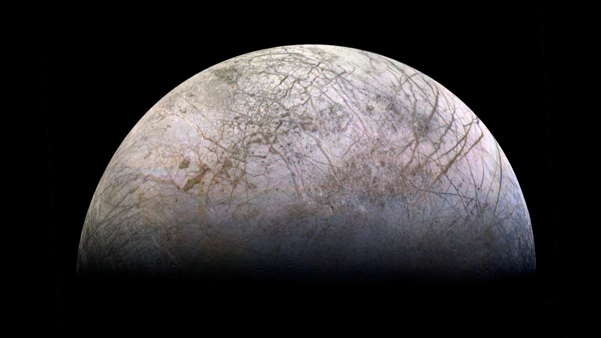 Tương tự Ganymede, Europa là một trong mặt trăng của sao Mộc được cho là có đại dương dưới lớp băng. Trên Trái đất, nước là yếu tố quan trọng của sự sống. Bất cứ nơi nào có nước thì có tiềm năng cho sự sống tồn tại. Ảnh: NASA.