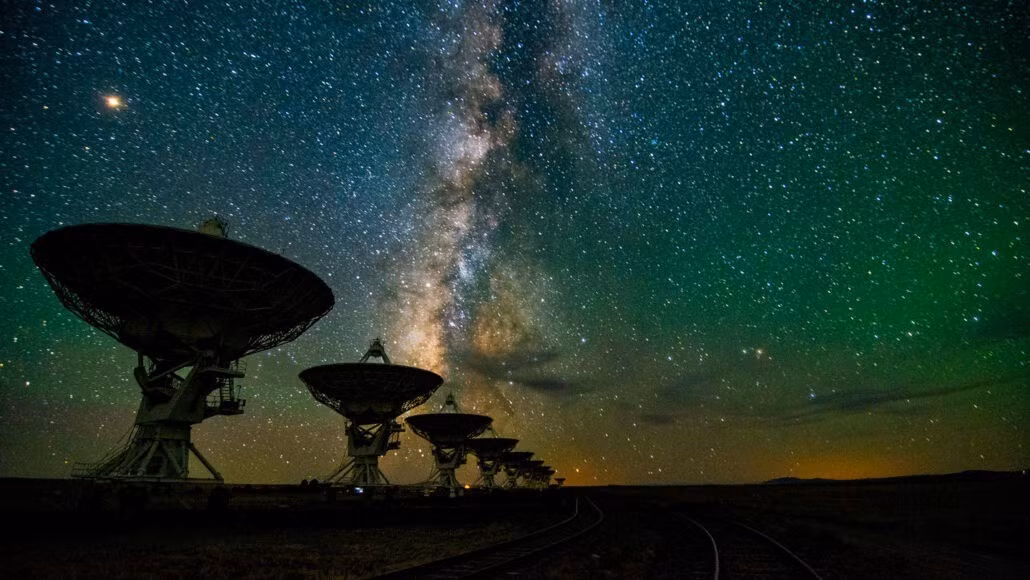 Trong quá trình giải mã bí ẩn về sự sống ngoài hành tinh, các nhà khoa học đã liệt kê một số địa điểm có thể tìm thấy dấu vết của sự sống ngoài Trái đất. Ảnh: NRAO/AUI/NSF, Jeff Hellerman (CC BY 3.0).