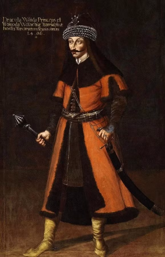 Hai bên ngôi mộ là hai bức tượng giống nhân sư được các chuyên gia tin rằng có thể tượng trưng cho thành phố Thebes của Ai Cập cổ đại hoặc liên quan đến "Tepes" - biệt danh tiếng Rumani của Vlad III có nghĩa là "Kẻ xiên người". Ảnh: Public Domain.