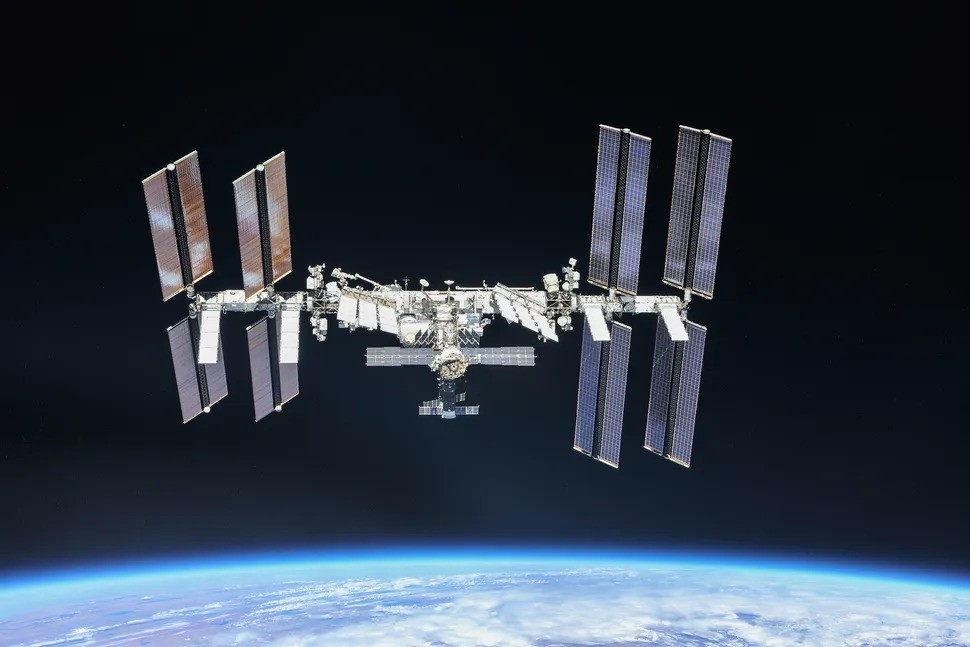 Trước khi tàu vũ trụ Soyuz MS-28 đến, nhóm điều khiển nhiệm vụ tại Trung tâm Vũ trụ Johnson của NASA dùng cánh tay robot Canadarm2 (Canada) để di chuyển tàu chở hàng Cygnus-23 của công ty Mỹ Northrop Grumman, tạo khoảng trống cần thiết. Cygnus-23 sau đó được đặt lại ở cổng hướng về phía Trái Đất của module Unity (Mỹ). Ảnh: NASA.