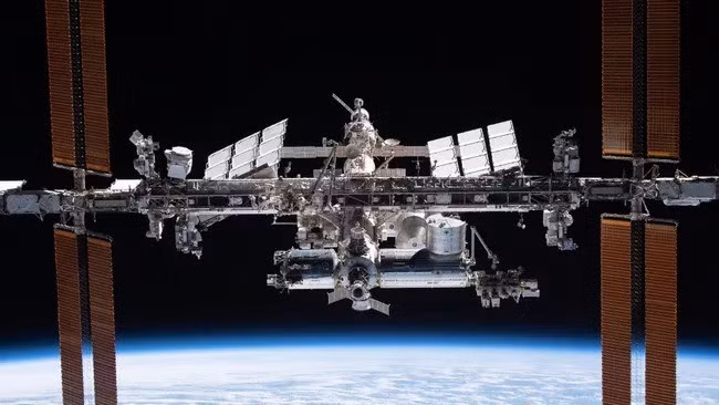 Tàu vũ trụ mới nhất hoạt động trên ISS là Soyuz MS-28 của Nga. Tàu vũ trụ này chở theo 3 phi hành gia Sergey Kud-Sverchkov, Sergei Mikaev (Cơ quan vũ trụ Nga Roscosmos) và Chris Williams (NASA) đã ghép nối với trạm ISS ngày 28/11. Ảnh: NASA.