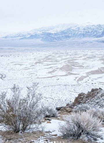 Hiện tượng tuyết rơi bất thường tại các sa mạc ở Arab Saudi vốn nổi tiếng là nắng nóng, khô hạn là bằng chứng cho thấy thời tiết toàn cầu đang trở nên khó nhận diện hơn bao giờ hết dưới tác động của biến đổi khí hậu. Ảnh: instagram.