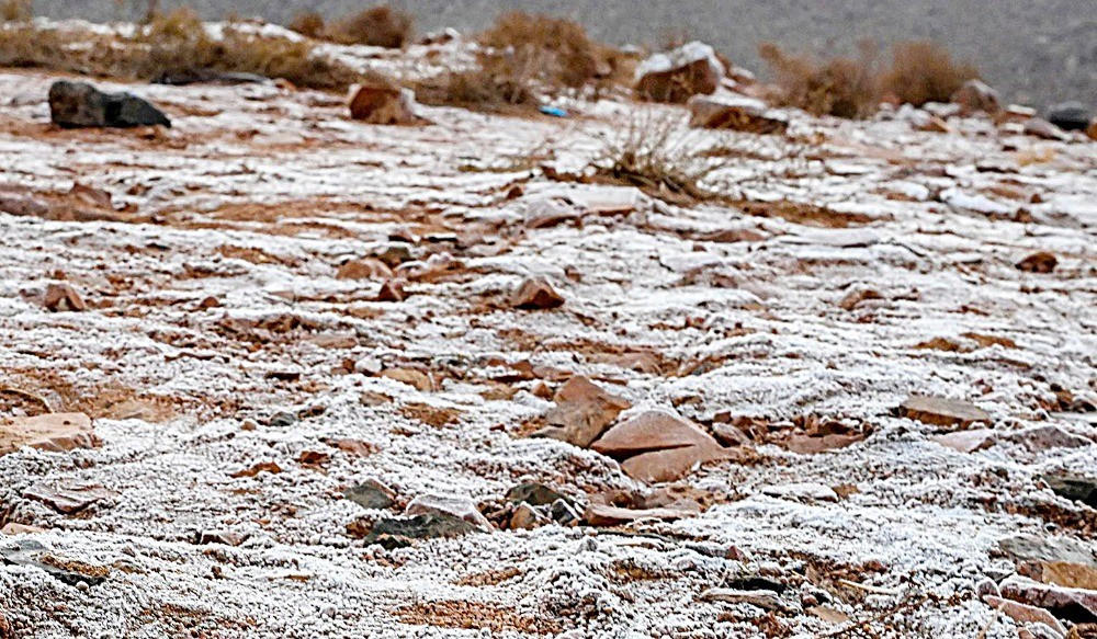 Tuyết cũng phủ trắng một số khu vực ở dãy núi Trojena, biến nơi đây thành một sân chơi mùa đông. Nhiều người dân và du khách đã quay video, chụp ảnh cảnh tượng thú vị này hay chơi trượt tuyết... Ảnh: arabnews.com.