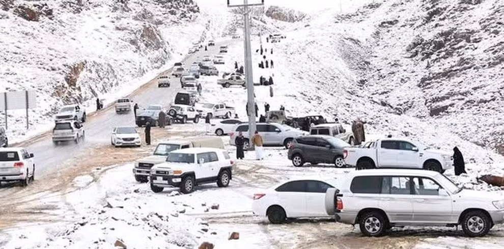 Theo các chuyên gia, khối không khí lạnh mang theo mưa và gió khiến tuyết bắt đầu rơi ở một số khu vực phía bắc Arab Saudi từ tuần trước. Ảnh: News.
