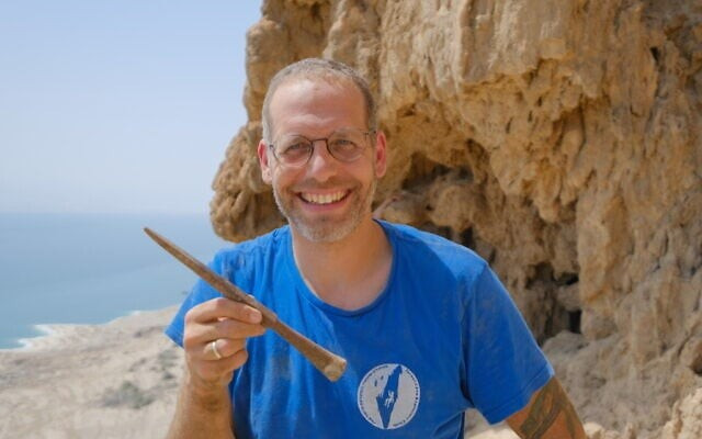 Dựa trên phong cách chữ viết và ngôn ngữ sử dụng, các nhà nghiên cứu tin rằng, dòng chữ khắc bên trong hang động có niên đại từ thế kỷ thứ nhất hoặc thứ hai sau Công nguyên. Do đó, nó có thể được tạo ra từ Cuộc nổi dậy Do Thái lần thứ nhất (năm 66 đến năm 73 sau Công nguyên) hay Cuộc nổi dậy Bar Kokhba (năm 132 - 135 sau Công nguyên) hoặc những năm giữa hai cuộc nổi dậy này. Ảnh: Israel Antiquities Authority.