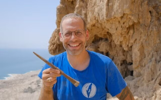 Dựa trên phong cách chữ viết và ngôn ngữ sử dụng, các nhà nghiên cứu tin rằng, dòng chữ khắc bên trong hang động có niên đại từ thế kỷ thứ nhất hoặc thứ hai sau Công nguyên. Do đó, nó có thể được tạo ra từ Cuộc nổi dậy Do Thái lần thứ nhất (năm 66 đến năm 73 sau Công nguyên) hay Cuộc nổi dậy Bar Kokhba (năm 132 - 135 sau Công nguyên) hoặc những năm giữa hai cuộc nổi dậy này. Ảnh: Israel Antiquities Authority.