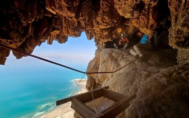 Từ những điều này, các nhà nghiên cứu tin rằng, dòng chữ khắc bên trong hang động nhiều khả năng liên quan đến cuộc nổi loạn đẫm máu Bar Kokhba. Họ cố gắng giải mã hoàn toàn dòng chữ bí ẩn và tìm kiếm trên các bức tường của hang động với hy vọng sớm giải mã được thông điệp mà người xưa để lại. Ảnh: Oriya Amichai/IAA.