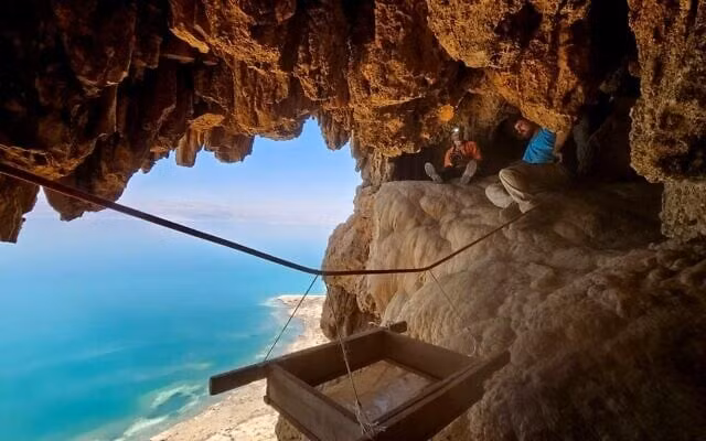 Từ những điều này, các nhà nghiên cứu tin rằng, dòng chữ khắc bên trong hang động nhiều khả năng liên quan đến cuộc nổi loạn đẫm máu Bar Kokhba. Họ cố gắng giải mã hoàn toàn dòng chữ bí ẩn và tìm kiếm trên các bức tường của hang động với hy vọng sớm giải mã được thông điệp mà người xưa để lại. Ảnh: Oriya Amichai/IAA.