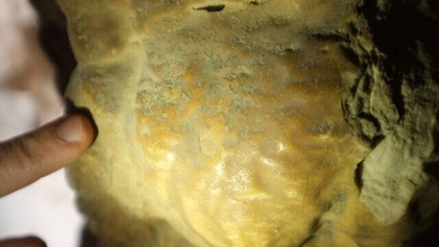 Theo các nhà nghiên cứu, thông điệp bí ẩn được viết bằng chữ Aram và có thể có liên quan đến Cuộc nổi dậy đẫm máu Bar Kokhba - sự kiện người Do Thái nổi dậy, chống lại người La Mã từ năm 132 đến năm 135 sau Công nguyên. Ảnh: Asaf Gayer.