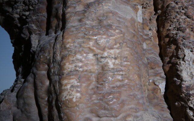 "Việc giấu kiếm và lao móc trong các vết nứt sâu ở hang động biệt lập phía bắc 'En Gedi cho thấy những vũ khí này được lấy làm chiến lợi phẩm từ binh lính La Mã hoặc từ chiến trường. Chúng được quân nổi dậy Judean cố tình giấu đi để tái sử dụng", Tiến sĩ Eitan Klein cho biết. Ảnh: Boaz Langford.