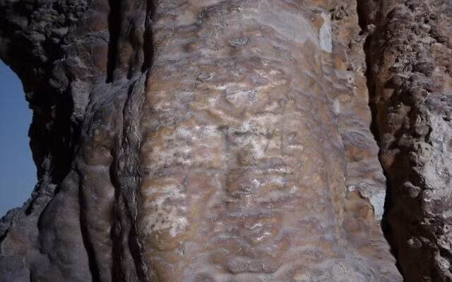 "Việc giấu kiếm và lao móc trong các vết nứt sâu ở hang động biệt lập phía bắc 'En Gedi cho thấy những vũ khí này được lấy làm chiến lợi phẩm từ binh lính La Mã hoặc từ chiến trường. Chúng được quân nổi dậy Judean cố tình giấu đi để tái sử dụng", Tiến sĩ Eitan Klein cho biết. Ảnh: Boaz Langford.