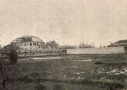 Tòa Khâm sứ Huế bị hư hỏng nặng trong trận bão ngày 11/9/1904, nguồn: https://blogparishue.fr