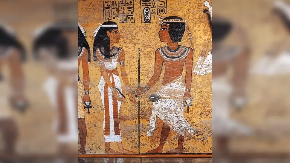 Theo nhận định của giáo sư Hawash, lăng mộ của pharaoh Tutankhamun thể hiện kỹ thuật cổ đại tinh vi trong tô màu và sản xuất thuốc màu nhân tạo như xanh dương và xanh lá cây, đòi hỏi các giải pháp thực tế như giảm áp lực ở ngọn núi phía trên ngôi mộ hoặc lắp đặt giá đỡ có thể tháo rời ở bên trong để ngăn chặn khả năng sụp đổ. Ảnh: Dea/G. Dagli Orti/De Agostini via Getty Images.