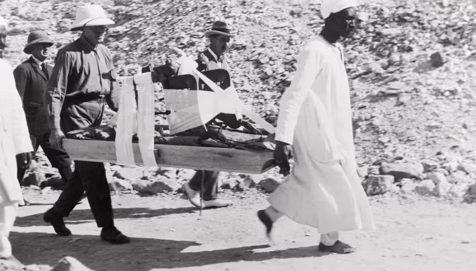 Nằm phía tây Luxor, các ngôi mộ ở Thung lũng các vị vua thường bị xói mòn bởi lũ quét thường xuyên xảy ra trong khu vực. Trong đó, năm 1994, một trận lũ lớn nhấn chìm thung lũng trong nước bùn, làm xói mòn các lớp đá, dẫn đến độ ẩm trong những mộ cổ tăng vọt. Sự việc này đã tạo điều kiện cho nấm và các vi sinh vật phát triển mạnh, phá hủy một số bức tranh tường và bích họa bên trong lăng mộ. Ảnh: Getty.