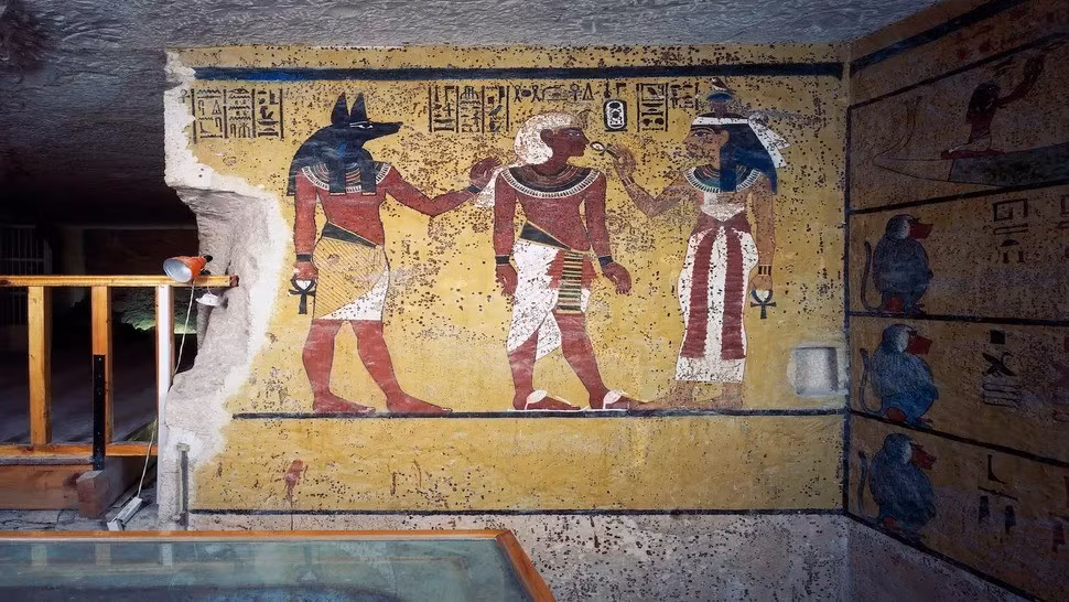 Giáo sư Hawash cảnh báo một số ngọn núi xung quanh Thung lũng các vị vua cũng có vết nứt kéo dài, dẫn tới nguy cơ khiến khối đá lớn vỡ ra và đổ sụp lên hàng những ngôi mộ gần đó. Ảnh: DeAgostini/Getty Images.