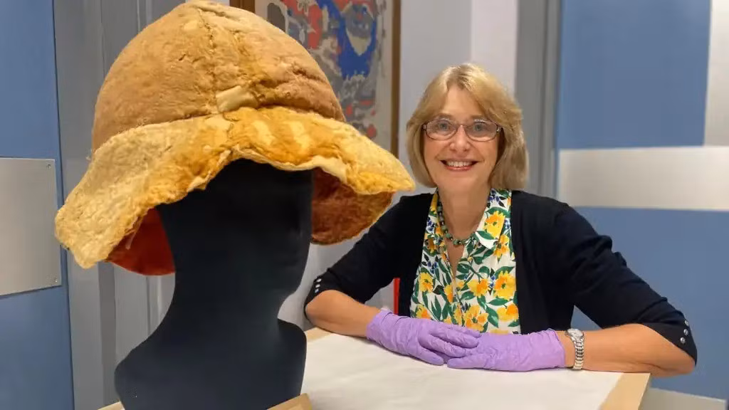 Theo các nhà nghiên cứu, chiếc mũ có niên đại khoảng năm 200 sau Công nguyên và dường như đã được thiết kế đặc biệt để phù hợp với điều kiện môi trường Ai Cập, bao gồm cả việc bảo vệ khỏi ánh nắng Mặt trời gay gắt của sa mạc và bão cát. Ảnh: Ian Trumble.