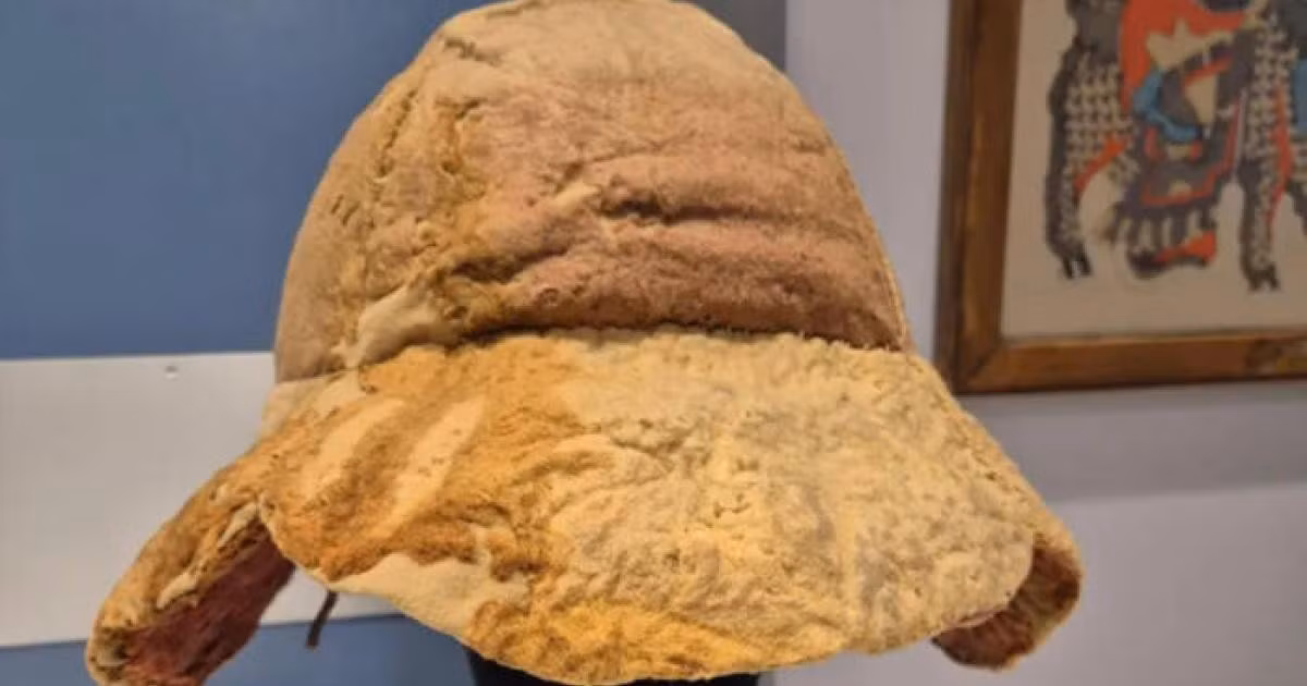 Chiếc mũ của binh sĩ La Mã với niên đại khoảng 2.000 năm tuổi gây chú ý khi được trưng bày công khai tại Bảo tàng Bolton sau hơn 100 năm được cất giữ, bảo quản. Ảnh: Ancient origins.