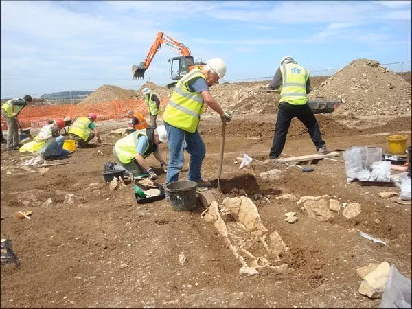 "Kent luôn là cầu nối ảnh hưởng từ lục địa lân cận và điều này đặc biệt rõ rệt vào thế kỷ thứ 6 - thời kỳ có thể được gọi là "Giai đoạn Frankish" của Kent", Giáo sư Duncan Sayer từ Đại học Lancashire, tác giả chính của nghiên cứu Updown, giải thích. Ảnh: Lilian Ladle.