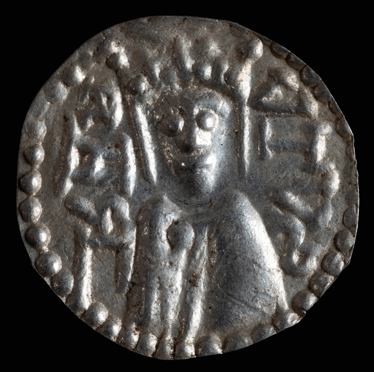 Phân tích sơ bộ cho thấy hầu hết các đồng bạc có niên đại từ thế kỷ 12. Một số đồng xu mang dòng chữ "KANUTUS", tên tiếng Latin của Knut, có nghĩa là chúng được đúc dưới thời vua Thụy Điển Knut Eriksson - người trị vì từ năm 1173 đến khoảng năm 1195. Ảnh: Stockholm County Administrative Board.