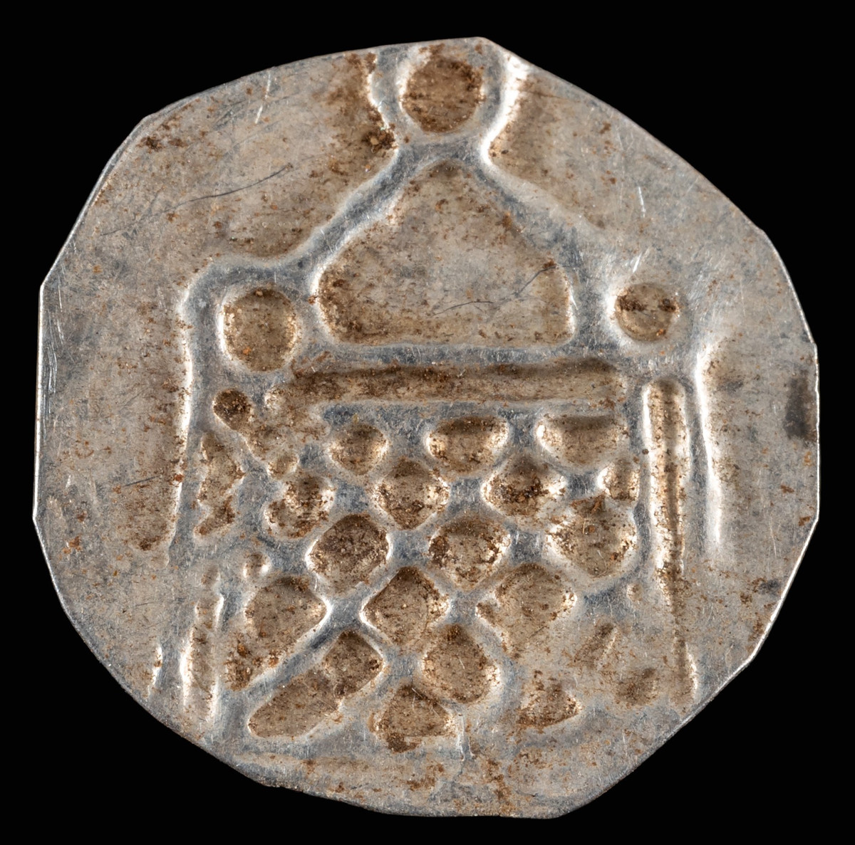 Một số đồng xu rất hiếm, bao gồm một số "đồng xu giám mục" được đúc bởi các giám mục quyền lực. Những hiện vật này khắc họa hình ảnh một giám mục cầm một cây gậy mục đồng. Ảnh: Stockholm County Administrative Board.