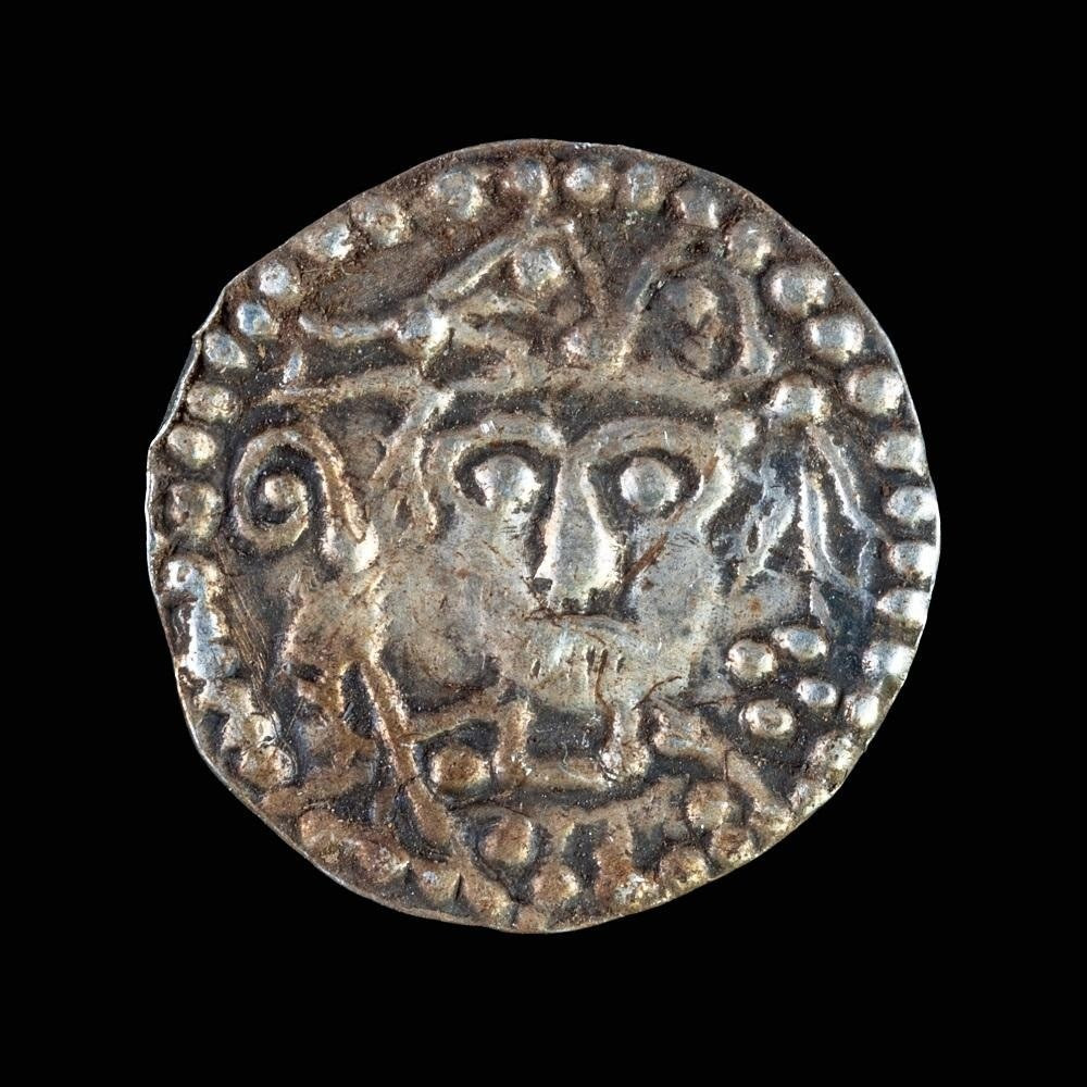 "Đây có lẽ là một trong những kho báu bạc lớn nhất từ ​​thời Trung cổ được tìm thấy ở Thụy Điển. Chúng tôi vẫn chưa biết chính xác có bao nhiêu đồng xu nhưng tôi nghĩ số tiền cổ có thể lên tới con số hơn 20.000", nhà khảo cổ học Sofia Andersson tại Hội đồng Hành chính Quận ở Stockholm cho biết. Ảnh: Stockholm County Administrative Board.