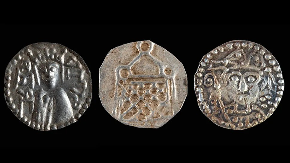 Các chuyên gia xác định kho báu trên có niên đại vào thời Trung cổ và nặng khoảng 6 kg. Ảnh: Stockholm County Administrative Board.