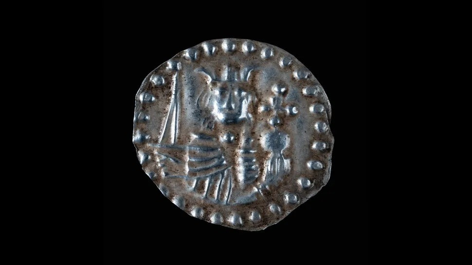 Theo giới nghiên cứu, kho báu khổng lồ được đặt bên trong một chiếc vạc đồng đã bị xuống cấp theo thời gian. Ảnh: Stockholm County Administrative Board.