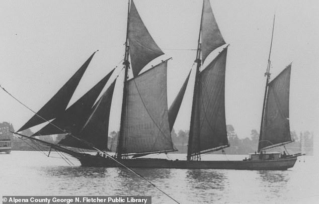 Một trong những vụ mất tích bí ẩn được nhiều người biết đến nhất xảy ra ở "Tam giác Michigan" là vào ngày 23/6/1950. Khi ấy, chuyến bay 2501 của hãng Northwest Airlines chở 58 hành khách và phi hành đoàn đã mất tích bí ẩn. Các nhân chứng tuyên bố đã nghe thấy tiếng nổ động cơ và nhìn thấy những tia chớp trước khi máy bay lao xuống hồ Michigan trong một cơn bão. Ảnh: Alpena County George N. Fletcher Public Library.