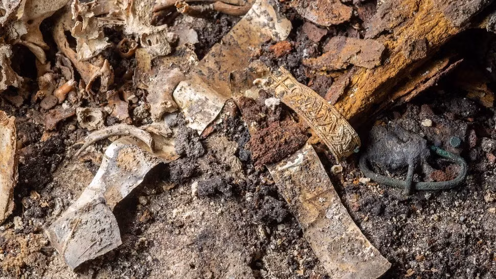 Nghiên cứu mới công bố của các chuyên gia chỉ ra "hoàng tử băng giá" qua đời khi khoảng 18 tháng tuổi. Đứa trẻ này sống vào khoảng năm 670 đến năm 680. Phân tích đồng vị stronti trên men răng của "hoàng tử băng giá" cho thấy cậu bé được sinh ra tại khu vực này và chủ yếu bú sữa mẹ. Ảnh: BLFD.