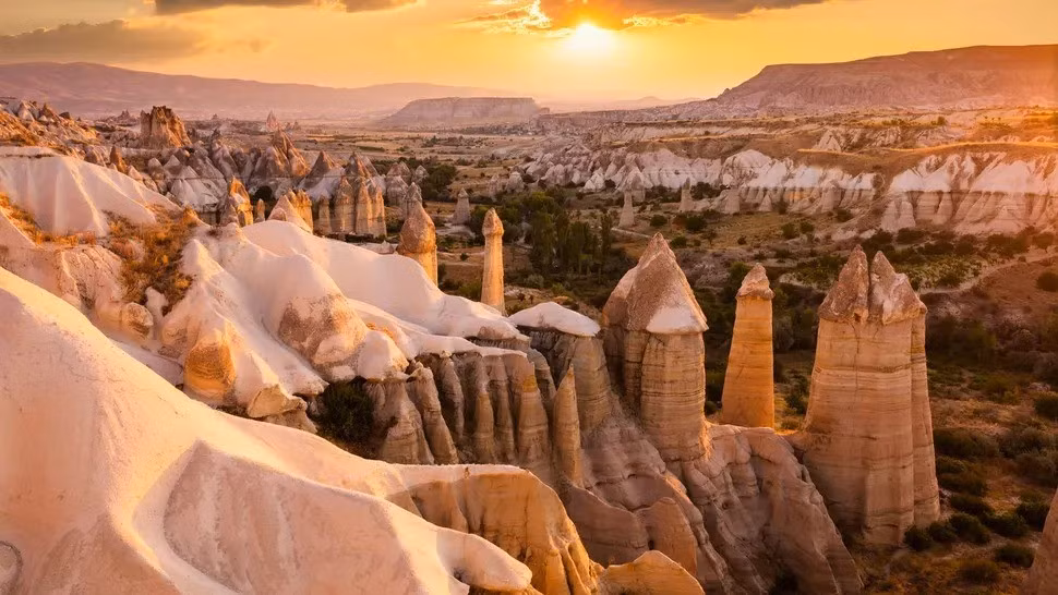 Những "ống khói cổ tích" ở Cappadocia, Thổ Nhĩ Kỳ được tạo ra từ đá núi lửa mềm trong hàng triệu năm. Mỗi "ống khói" cao khoảng 40m. Ảnh: Anton Petrus via Getty Images.