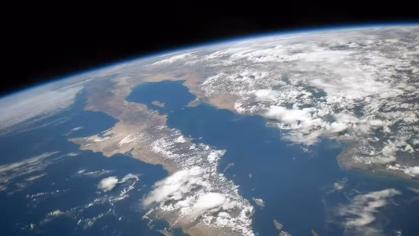 Do ảnh hưởng của biến đổi khí hậu, độ dài ngày trên Trái đất đã có sự thay đổi nhỏ nhưng đủ rõ rệt để mọi người có thể cảm nhận được. Ví dụ như ngày 4/7/2024, Trái đất lập kỷ lục quay nhanh hơn 1,66 mili giây so với thông thường. Ảnh: NASA.