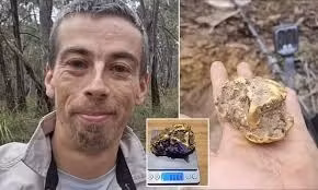 Sau đó, ông Phillips tìm thấy một số mẩu vàng nhỏ gần mặt đất có tổng trọng lượng là 0,6 g. Ảnh: Dig It Detecting/YouTube.