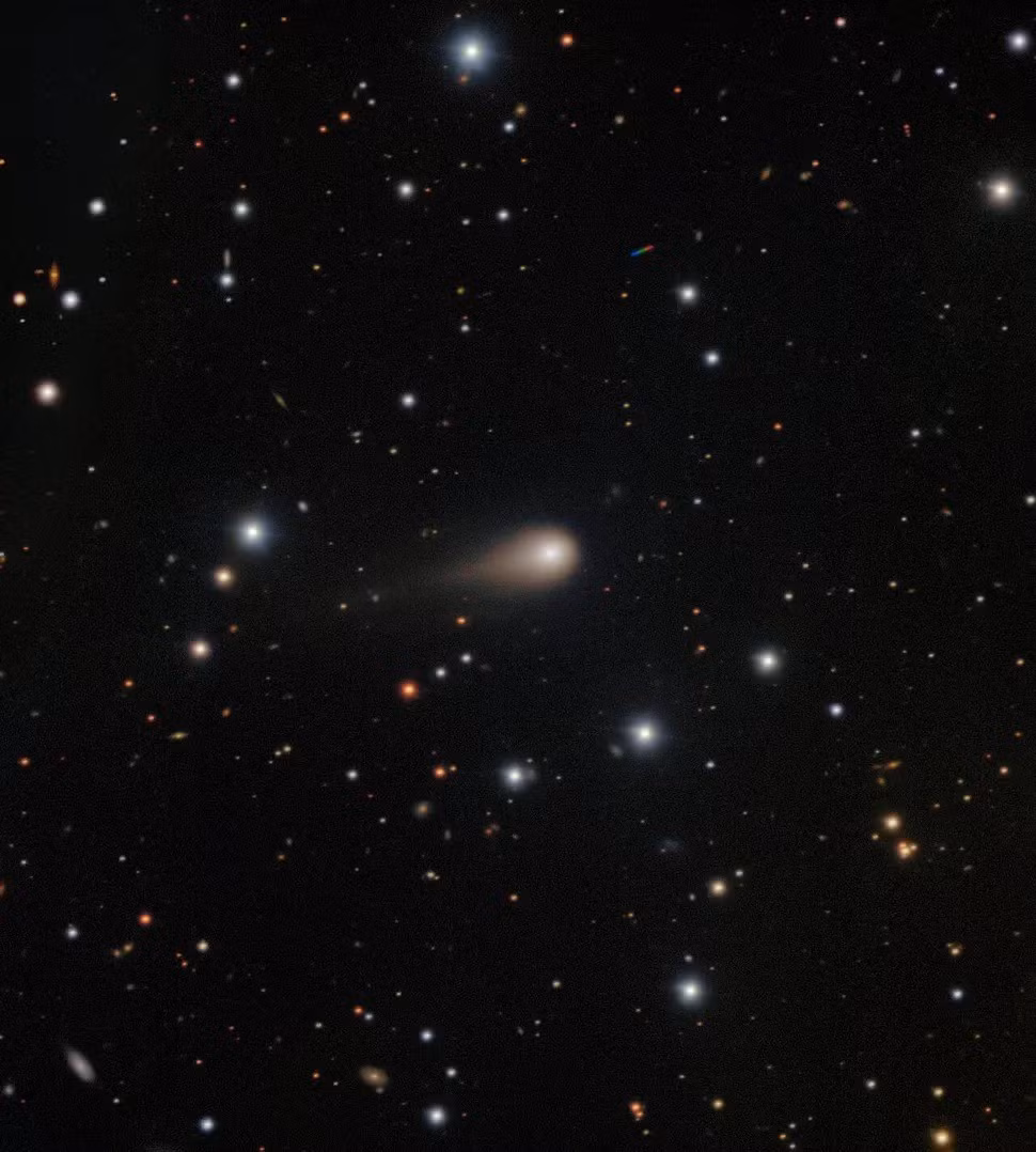 Những nghiên cứu, phân tích ban đầu của các chuyên gia cho thấy sao chổi 3I/ATLAS có thể đã hình thành từ hơn 10 tỉ năm trước trong một vùng cổ xưa của Dải Ngân hà. Ảnh: International Gemini Observatory/NOIRLab/NSF/AURA/Shadow the Scientist. Image Processing: J. Miller &amp; M. Rodriguez (International Gemini Observatory/NSF NOIRLab)/T.A. Rector (University of Alaska Anchorage/NSF NOIRLab)/M. Zamani (NSF NOIRLab).