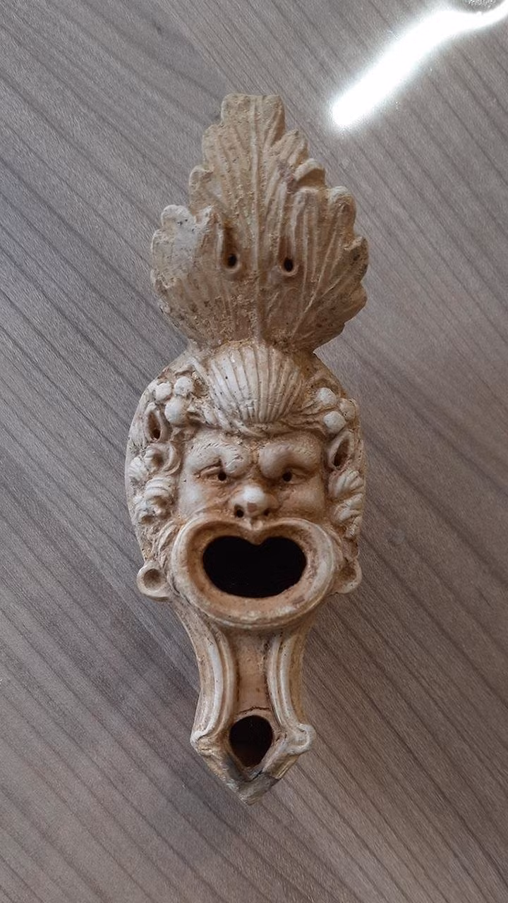 Nhà khảo cổ Van Kampen và các cộng sự đã phát hiện ra chiếc đèn trên vào tháng trước trong cuộc khai quật một nghĩa trang La Mã ở thị trấn Cuijk, Hà Lan. Ảnh: BAAC/RAAP.