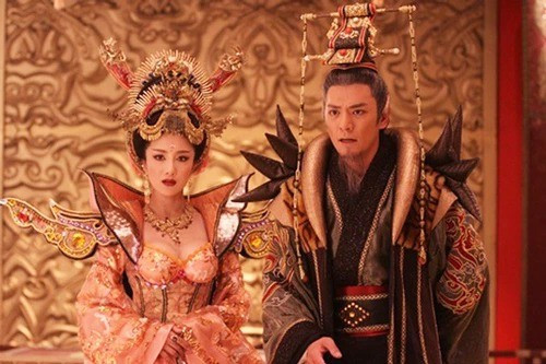 Trong thời gian trị vì đất nước, Trụ Vương với tính cách hung bạo, tàn ác đã tra tấn, sát hại vô số trung thần, người dân vô tội. Ông hoàng này cũng đam mê tửu sắc, chìm đắm trong hoan lạc với các phi tần, đặc biệt là Đát Kỷ.