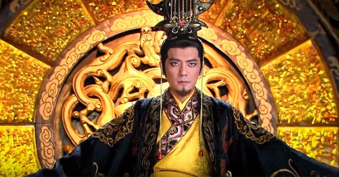 Trụ Vương bắt phạm nhân leo qua thanh đồng khiến họ phải chịu đau đớn cả về thể chất lẫn tinh thần. Khi chứng kiến cảnh tượng này, vua Trụ và Đát Kỷ khoái chí cười lớn, thậm chí bắt văn võ bá quan cũng phải cười theo nếu không muốn bị trị tội.