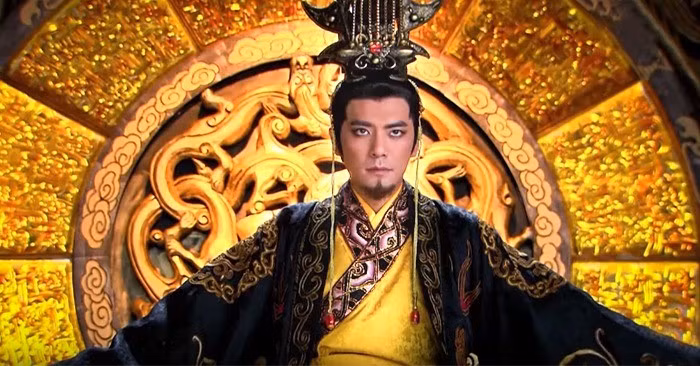 Trụ Vương bắt phạm nhân leo qua thanh đồng khiến họ phải chịu đau đớn cả về thể chất lẫn tinh thần. Khi chứng kiến cảnh tượng này, vua Trụ và Đát Kỷ khoái chí cười lớn, thậm chí bắt văn võ bá quan cũng phải cười theo nếu không muốn bị trị tội.